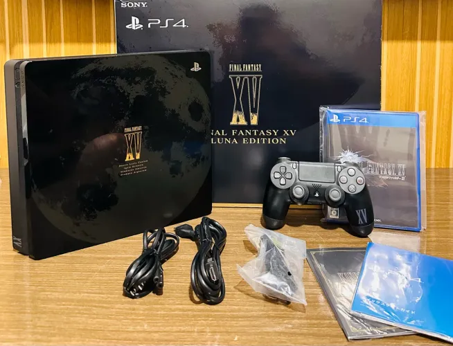 Playstation 4 Slim Final Fantasy Luna Edition