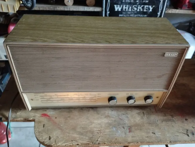 Rádio antigo de mesa Semp, década de 60.