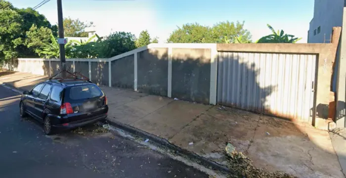 São 3 terrenos juntos, totalizando 750 m² (cada um com 250 m² - 10 x 25 m).