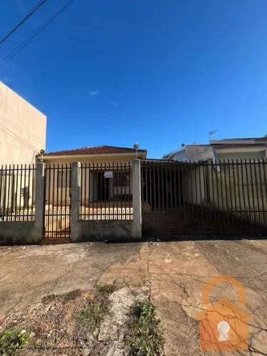 Casa para Venda em Campo Mourão, Centro, 4 dormitórios, 2 banheiros, 3 vagas