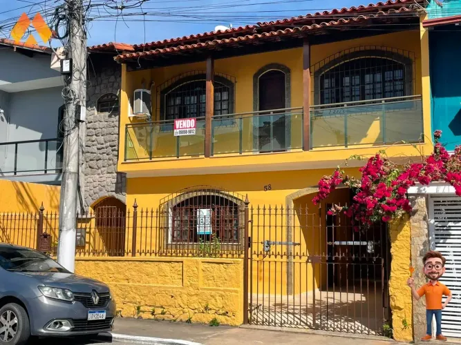 Imbetiba - Excelente Casa com 04 quartos (02 suítes), 02 vagas e Amplo Quintal!!