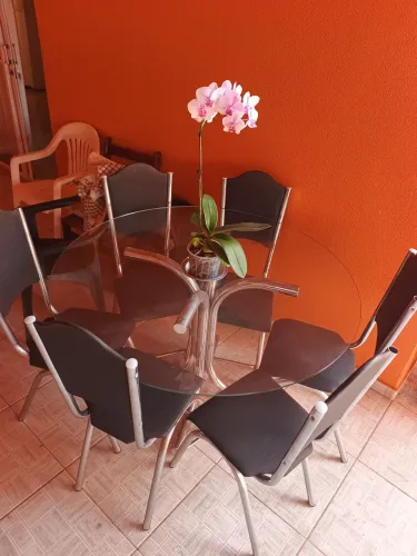 Mesa redonda de vidro com 8 lugares