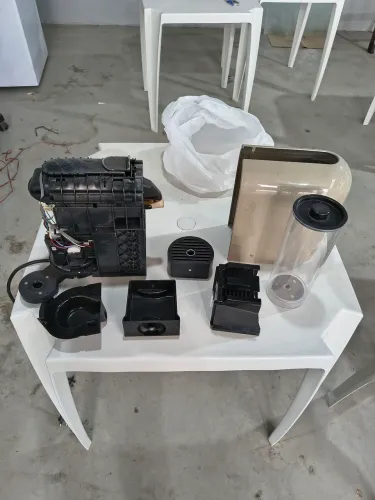 Cafeteira Nespresso para retirada de peças.