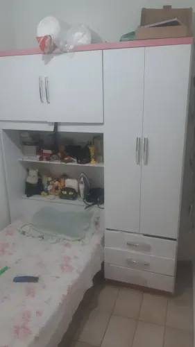 Guarda roupa com 4 portas, e 3 gavetas