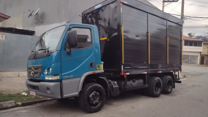 Vendo caminhão pra transporte de bebidas já com serviço a combinar 