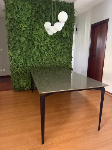 Mesa de jantar com tampo em vidro e pés metálicos