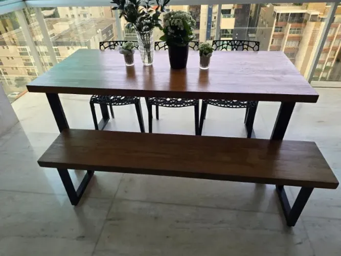 Mesa de madeira para varanda