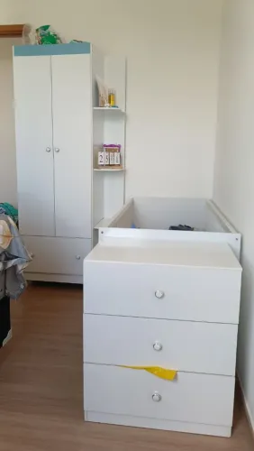 Berço-cômoda com guarda roupa