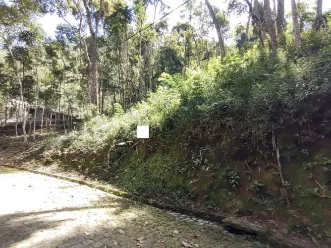 Terreno com boa topografia medindo 839,25m² no Cônego