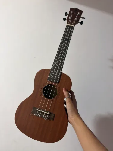 Ukulele semi novo
