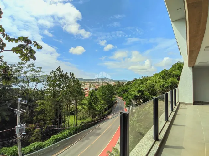 Casa em condomínio alto padrão com 4 suítes e vista panorâmica para o mar em Garopaba SC