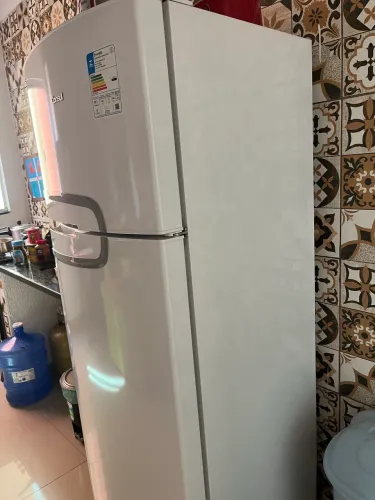 Geladeira cônsul poucos meses de uso,gelo seco. Telefone para contato: *