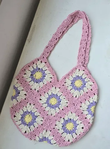 Bolsa de flor de crochê artesanal