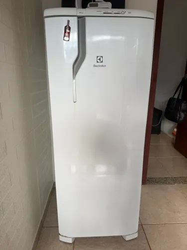 Geladeira Electrolux RE31 240 Litros Branca - Funcionando Perfeitamente