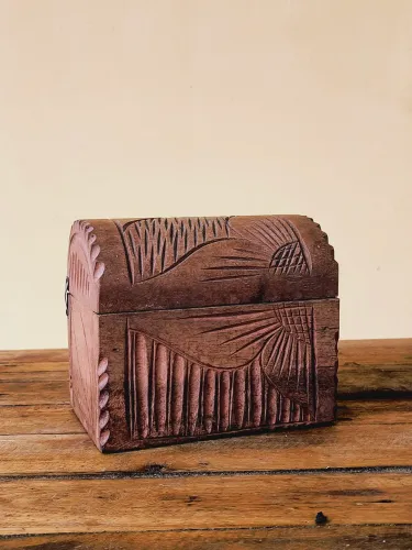 Antigo baú em madeira entalhada arte antiquario vintage colecionador rústico decoração