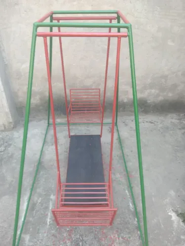 Balanço de ferro dois lugares 
