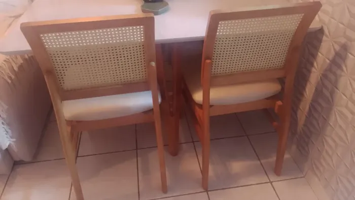 Mesa com cadeira de palha indiana