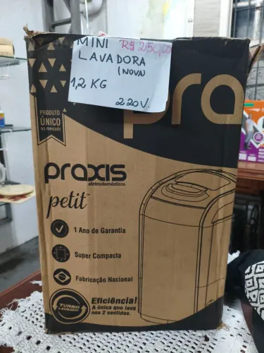 Mini lavadora1,2 kg de roupas e opera em 220V.