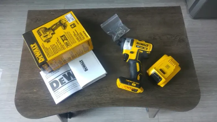 Parafusadeira de impacto DEWALT com bateria 2A
