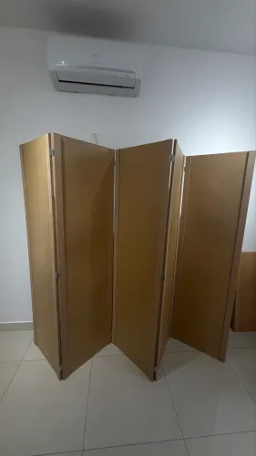 Vendo biombo de madeira com rodinha 