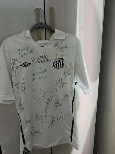 camisa santos inteiramente autografada pelo elenco