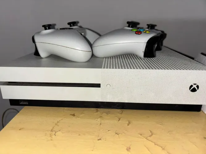 Xbox one com dois controles e um jogo