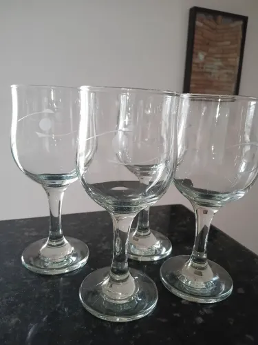 Conjunto lindo de Taças de Vinho.