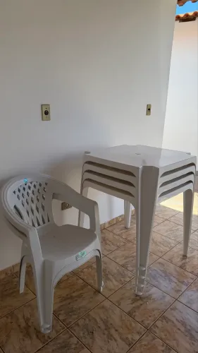 Vendo Conjunto de 4 meses com 4 cadeiras