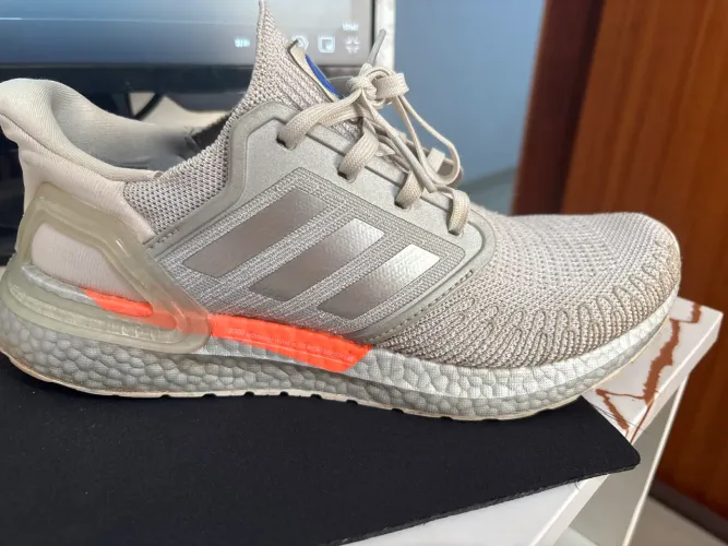 Tênis adidas ultraboost NASA