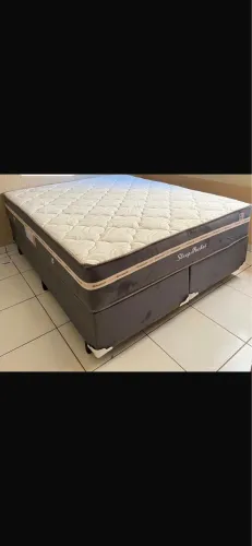 Cama queen semi-nova