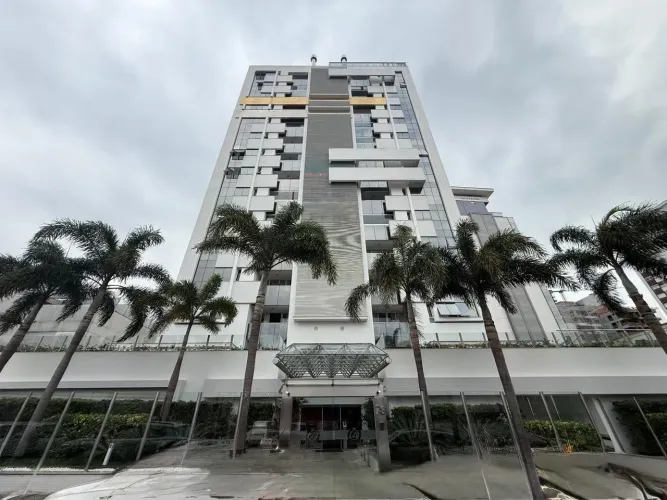 Apartamento 3 quartos, suíte, 2 vagas, condomínio completo, no Estreito/Florianópolis