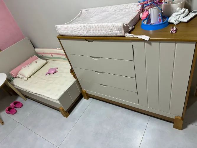 Vendo cômoda e berço com colchão