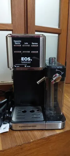 Cafeteira Eletrica que faz cápsulas nespresso, dolce gusto e pó. Com reservatório de leite