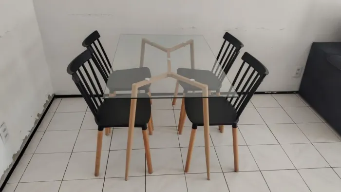 Mesa com tampo de vidro