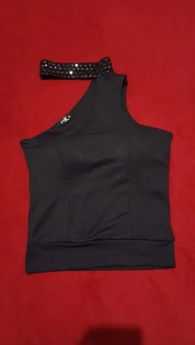 Blusa manga nula e gola em pedrarias