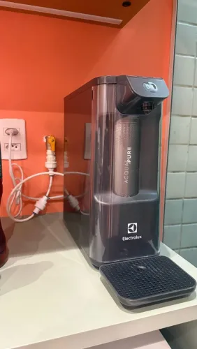 Purificador de Água Electrolux de Mesa Cinza Acqua Pure 4x Água Gelada e Natural PE12G