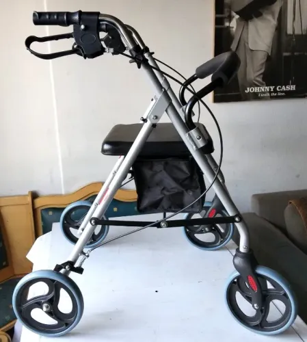 Andador (Rollator) Alumínio Dobrável (Rodinhas, Cesta, Assento e Freio) - Usado Bom Estado