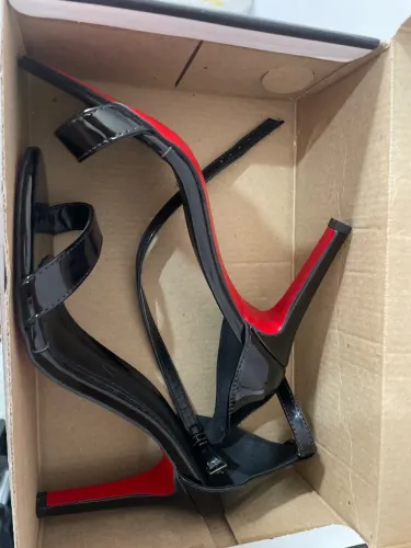 salto fino verniz elegante preto e vermelho