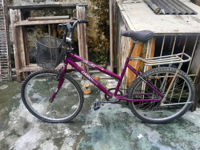 Bicicleta Cairu aro 26 com cestinha e bagageiro - funcionando