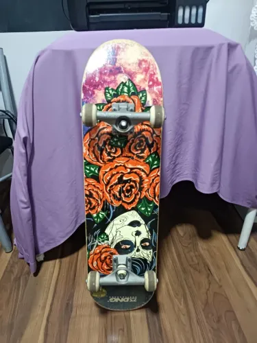 Skate Montado RDNG Profissional Caveira com Rosas Laranjas.