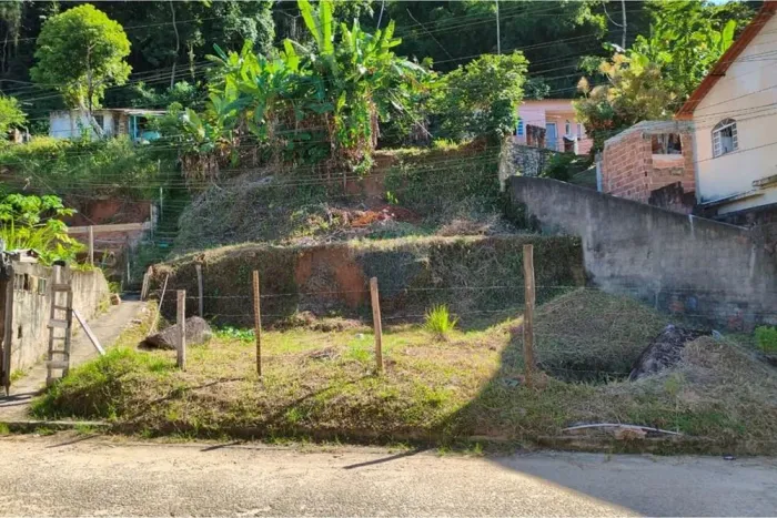 Vendo Terreno com mais de 700 m² e a 4 minutos do centro da cidade, Bairro Caixa D'água - 