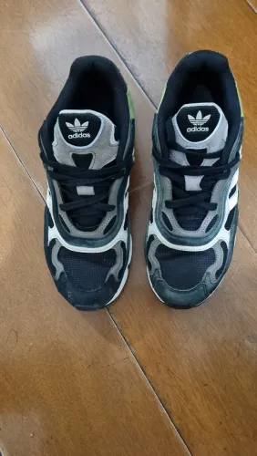 Tênis adidas