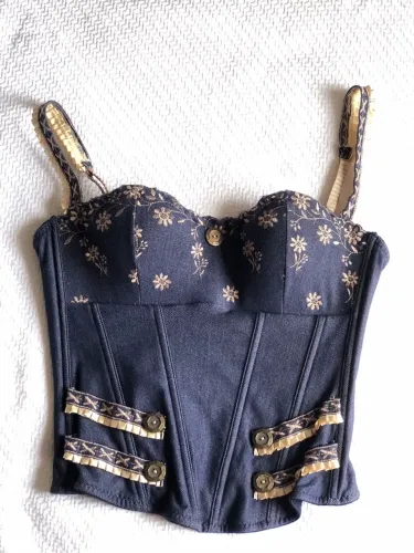 Corset Romântico Art Renda - Estilo Bustiê com Detalhes Florais e Botões Vintage