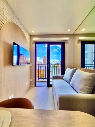 Studio mobiliado com sacada e vista aberta em andar alto no CENA Living, ao lado da UFPR
