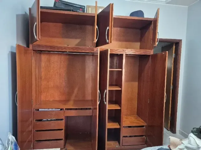 Guarda roupa de madeira maciça