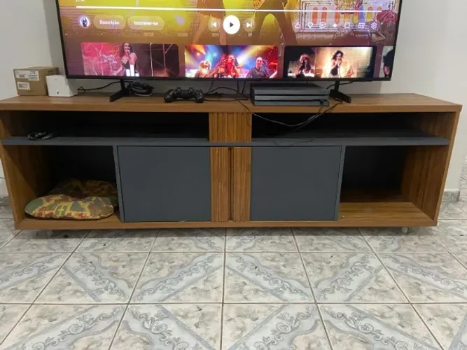 Rack madeira C/ 2 portas - suporta TV até 70"