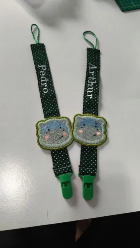 Prendendo de chupeta personalizado com nome e teg de bichinhos