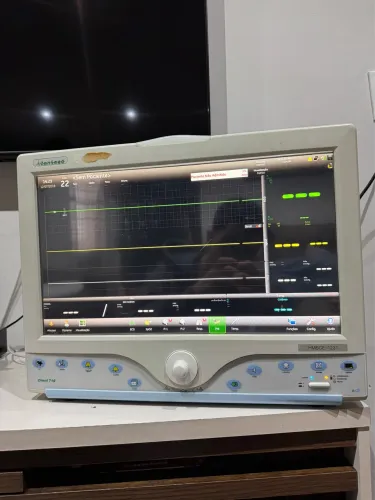 Monitor Multiparamétrico Omni 719, usado e em bom estado de conservação.