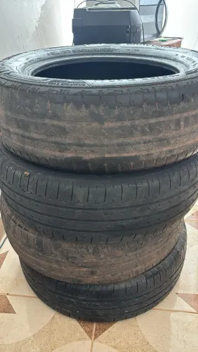 Vendo 4 pneus Aro 15 meia vida, um está novo, zerado!!!