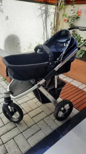 Carrinho de Bebê com bebê conforto